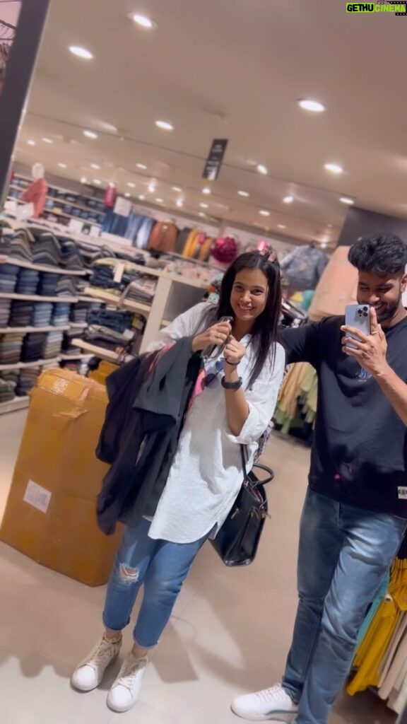Anusha Hegde Instagram - When the shopkeeper says no photographs, why we can’t 😜 Having a brother with same mental disorder is a blessing 😜 Partner in crime ❤️ @ashwin_ptu21 ⭐️⭐️⭐️⭐️⭐️⭐️ #family #shopping #time #❤️