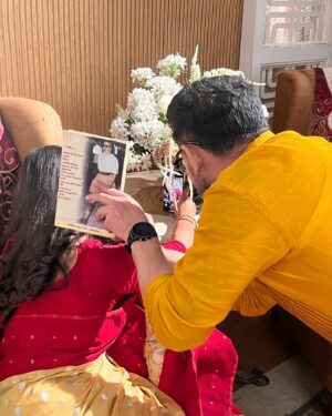 Anushka Goswami Instagram - আমাদের কোন ভালো ছবি নেই!🥹🥲
তাই আজকের বিশেষ নিবেদন post না করা কিছু বিশেষ মুহূর্ত🙈🤣😅

১- পোস্ট করবো বলে ছবি তোলার চেষ্টা😅
২- ছবি নষ্ট করার ফটো বোম😒🙂
৩-আমার মাথা ব্যথার কারণ😩
৪-ইনোসেন্ট মুখে দুষ্টুমি চলছে!😅
৫-সবাইকে স্কিপ করে ,উল্টো খেলা ঘুরিয়ে তুই আমার❤️
৬-দোস্ততানা নানা নানা🤪🫣
৭-আসল বিয়েতে পিঁড়ি না ধরলে খেতে দেবনা😬
৮-বেঁচে থাকতে ডাব ভরসা🤤
৯-দেরিতে পেকআপ হওয়ার ভয়😓
১০-যখন ডিরেক্টর বলে দয়াকরে শান্ত হয়ে বস!😰🫠🤫

 আজকের মতো শেষ
এইসব পাগলামও সবার সামনে তুলে ধরে মজা পেলাম বেশ🤪😂😁

#behindthescenes #gantchhora #family #us #madness #happiness