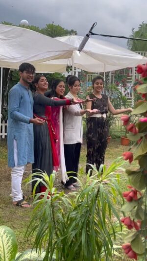 Anushka Goswami Instagram - Dear Zindagi❤️🌧️

#behindthescene #gantchhora #family #us #happiness #rain #madness