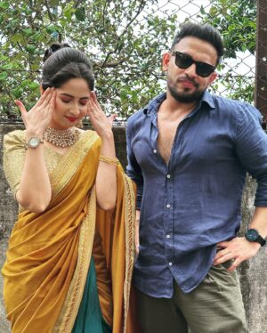 Anushka Goswami Instagram - আমাদের কোন ভালো ছবি নেই!🥹🥲
তাই আজকের বিশেষ নিবেদন post না করা কিছু বিশেষ মুহূর্ত🙈🤣😅

১- পোস্ট করবো বলে ছবি তোলার চেষ্টা😅
২- ছবি নষ্ট করার ফটো বোম😒🙂
৩-আমার মাথা ব্যথার কারণ😩
৪-ইনোসেন্ট মুখে দুষ্টুমি চলছে!😅
৫-সবাইকে স্কিপ করে ,উল্টো খেলা ঘুরিয়ে তুই আমার❤️
৬-দোস্ততানা নানা নানা🤪🫣
৭-আসল বিয়েতে পিঁড়ি না ধরলে খেতে দেবনা😬
৮-বেঁচে থাকতে ডাব ভরসা🤤
৯-দেরিতে পেকআপ হওয়ার ভয়😓
১০-যখন ডিরেক্টর বলে দয়াকরে শান্ত হয়ে বস!😰🫠🤫

 আজকের মতো শেষ
এইসব পাগলামও সবার সামনে তুলে ধরে মজা পেলাম বেশ🤪😂😁

#behindthescenes #gantchhora #family #us #madness #happiness