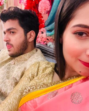Anushka Goswami Instagram - আমাদের কোন ভালো ছবি নেই!🥹🥲
তাই আজকের বিশেষ নিবেদন post না করা কিছু বিশেষ মুহূর্ত🙈🤣😅

১- পোস্ট করবো বলে ছবি তোলার চেষ্টা😅
২- ছবি নষ্ট করার ফটো বোম😒🙂
৩-আমার মাথা ব্যথার কারণ😩
৪-ইনোসেন্ট মুখে দুষ্টুমি চলছে!😅
৫-সবাইকে স্কিপ করে ,উল্টো খেলা ঘুরিয়ে তুই আমার❤️
৬-দোস্ততানা নানা নানা🤪🫣
৭-আসল বিয়েতে পিঁড়ি না ধরলে খেতে দেবনা😬
৮-বেঁচে থাকতে ডাব ভরসা🤤
৯-দেরিতে পেকআপ হওয়ার ভয়😓
১০-যখন ডিরেক্টর বলে দয়াকরে শান্ত হয়ে বস!😰🫠🤫

 আজকের মতো শেষ
এইসব পাগলামও সবার সামনে তুলে ধরে মজা পেলাম বেশ🤪😂😁

#behindthescenes #gantchhora #family #us #madness #happiness