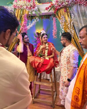 Anushka Goswami Instagram - আমাদের কোন ভালো ছবি নেই!🥹🥲
তাই আজকের বিশেষ নিবেদন post না করা কিছু বিশেষ মুহূর্ত🙈🤣😅

১- পোস্ট করবো বলে ছবি তোলার চেষ্টা😅
২- ছবি নষ্ট করার ফটো বোম😒🙂
৩-আমার মাথা ব্যথার কারণ😩
৪-ইনোসেন্ট মুখে দুষ্টুমি চলছে!😅
৫-সবাইকে স্কিপ করে ,উল্টো খেলা ঘুরিয়ে তুই আমার❤️
৬-দোস্ততানা নানা নানা🤪🫣
৭-আসল বিয়েতে পিঁড়ি না ধরলে খেতে দেবনা😬
৮-বেঁচে থাকতে ডাব ভরসা🤤
৯-দেরিতে পেকআপ হওয়ার ভয়😓
১০-যখন ডিরেক্টর বলে দয়াকরে শান্ত হয়ে বস!😰🫠🤫

 আজকের মতো শেষ
এইসব পাগলামও সবার সামনে তুলে ধরে মজা পেলাম বেশ🤪😂😁

#behindthescenes #gantchhora #family #us #madness #happiness