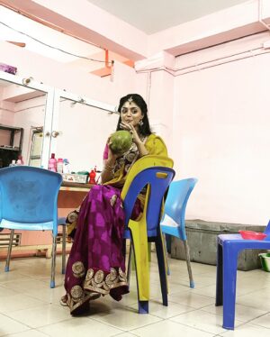 Anushka Goswami Instagram - আমাদের কোন ভালো ছবি নেই!🥹🥲
তাই আজকের বিশেষ নিবেদন post না করা কিছু বিশেষ মুহূর্ত🙈🤣😅

১- পোস্ট করবো বলে ছবি তোলার চেষ্টা😅
২- ছবি নষ্ট করার ফটো বোম😒🙂
৩-আমার মাথা ব্যথার কারণ😩
৪-ইনোসেন্ট মুখে দুষ্টুমি চলছে!😅
৫-সবাইকে স্কিপ করে ,উল্টো খেলা ঘুরিয়ে তুই আমার❤️
৬-দোস্ততানা নানা নানা🤪🫣
৭-আসল বিয়েতে পিঁড়ি না ধরলে খেতে দেবনা😬
৮-বেঁচে থাকতে ডাব ভরসা🤤
৯-দেরিতে পেকআপ হওয়ার ভয়😓
১০-যখন ডিরেক্টর বলে দয়াকরে শান্ত হয়ে বস!😰🫠🤫

 আজকের মতো শেষ
এইসব পাগলামও সবার সামনে তুলে ধরে মজা পেলাম বেশ🤪😂😁

#behindthescenes #gantchhora #family #us #madness #happiness