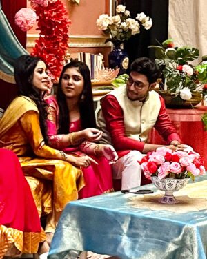 Anushka Goswami Instagram - আমাদের কোন ভালো ছবি নেই!🥹🥲
তাই আজকের বিশেষ নিবেদন post না করা কিছু বিশেষ মুহূর্ত🙈🤣😅

১- পোস্ট করবো বলে ছবি তোলার চেষ্টা😅
২- ছবি নষ্ট করার ফটো বোম😒🙂
৩-আমার মাথা ব্যথার কারণ😩
৪-ইনোসেন্ট মুখে দুষ্টুমি চলছে!😅
৫-সবাইকে স্কিপ করে ,উল্টো খেলা ঘুরিয়ে তুই আমার❤️
৬-দোস্ততানা নানা নানা🤪🫣
৭-আসল বিয়েতে পিঁড়ি না ধরলে খেতে দেবনা😬
৮-বেঁচে থাকতে ডাব ভরসা🤤
৯-দেরিতে পেকআপ হওয়ার ভয়😓
১০-যখন ডিরেক্টর বলে দয়াকরে শান্ত হয়ে বস!😰🫠🤫

 আজকের মতো শেষ
এইসব পাগলামও সবার সামনে তুলে ধরে মজা পেলাম বেশ🤪😂😁

#behindthescenes #gantchhora #family #us #madness #happiness
