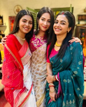 Anushka Goswami Instagram - শুভ জন্মদিন দি❤️

মিস করি রোজ🥺

রোজ গিয়েই জড়িয়ে ধরা থেকে শুরু করে নিজেদের অজান্তেই এক কথা ভাবা বা বলা,মুশকিল আসান হতে তোকে আর বোনকে সারা জীবন পাশে চাই!!!!

ভালোবাসি অনেকটা ❤️❤️❤️
ভালোথাক আর এই ভাবেই সবাইকে ভালোরাখ।