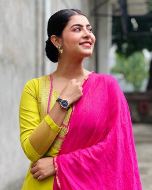 Anushka Goswami Instagram - 💚🩷 

📸 @riaz_laskar thank you 😁

#morning #shooting #gantchhora #starjalsha