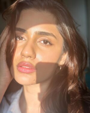 Anushka Luhar Instagram - The sun was the paid actor here ☀️
*Absolutely no kind of editing has gone into these pictures, it’s as raw as it can get* 🌸 
Also, pictures by me