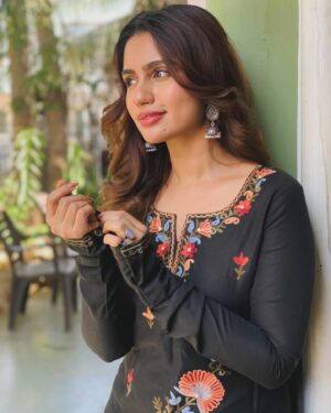 Anushka Luhar Instagram - Phir le aaya dil…🌺🪷🌺