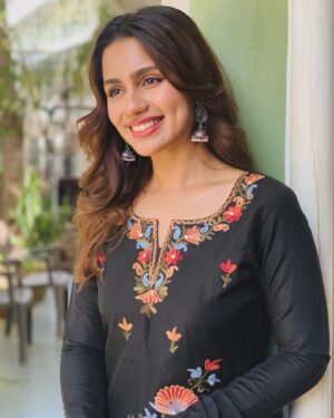 Anushka Luhar Instagram - Phir le aaya dil…🌺🪷🌺