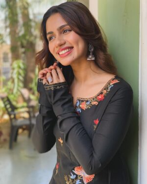 Anushka Luhar Instagram - Phir le aaya dil…🌺🪷🌺