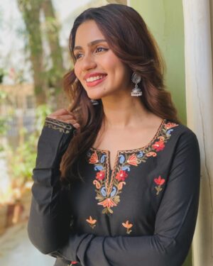 Anushka Luhar Instagram - Phir le aaya dil…🌺🪷🌺