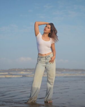 Anushka Luhar Instagram - “Meet me where the sky touches the sea”🌊 
// A no makeup, no edit series🤌🏻

#oceanwaves #exploremore #beachlife #instadaily #anushkaluhar #waterbaby