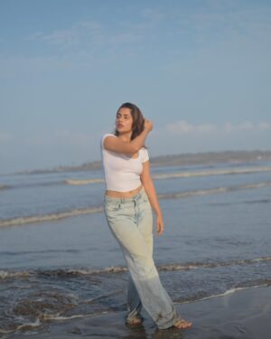 Anushka Luhar Instagram - “Meet me where the sky touches the sea”🌊 
// A no makeup, no edit series🤌🏻

#oceanwaves #exploremore #beachlife #instadaily #anushkaluhar #waterbaby