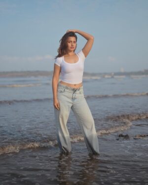 Anushka Luhar Instagram - “Meet me where the sky touches the sea”🌊 
// A no makeup, no edit series🤌🏻

#oceanwaves #exploremore #beachlife #instadaily #anushkaluhar #waterbaby