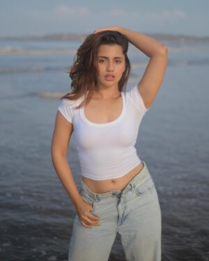 Anushka Luhar Instagram - “Meet me where the sky touches the sea”🌊 
// A no makeup, no edit series🤌🏻

#oceanwaves #exploremore #beachlife #instadaily #anushkaluhar #waterbaby