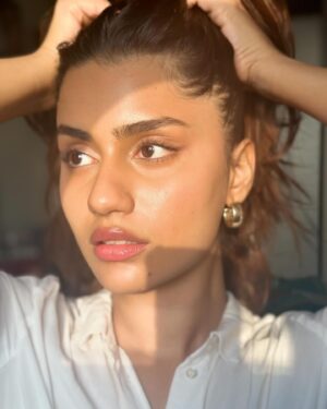 Anushka Luhar Instagram - The sun was the paid actor here ☀️
*Absolutely no kind of editing has gone into these pictures, it’s as raw as it can get* 🌸 
Also, pictures by me