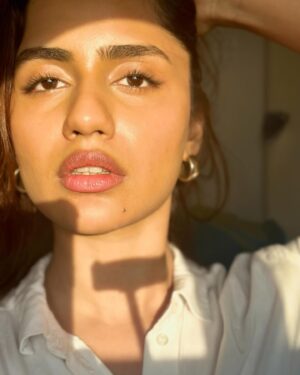 Anushka Luhar Instagram - The sun was the paid actor here ☀️
*Absolutely no kind of editing has gone into these pictures, it’s as raw as it can get* 🌸 
Also, pictures by me