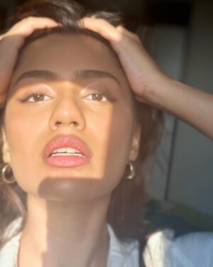 Anushka Luhar Instagram - The sun was the paid actor here ☀️
*Absolutely no kind of editing has gone into these pictures, it’s as raw as it can get* 🌸 
Also, pictures by me
