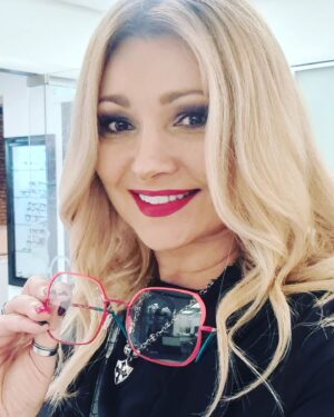 Anzhelika Agurbash Instagram - Новые прогрессивные очки от @zeissoptika , с уникальными линзами от @odv_superclean ! ✌️❤️😎🤓
#прогрессивныеочки #zeiss #цейсс #москва #zavododv #екатеринбург #оптика #прогрессивныелинзы