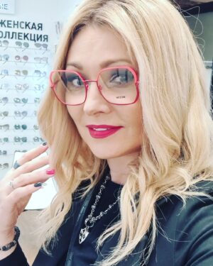 Anzhelika Agurbash Instagram - Новые прогрессивные очки от @zeissoptika , с уникальными линзами от @odv_superclean ! ✌️❤️😎🤓
#прогрессивныеочки #zeiss #цейсс #москва #zavododv #екатеринбург #оптика #прогрессивныелинзы