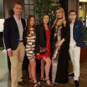 Anzhelika Agurbash Instagram - Тольковые, талантливые, воспитанные, прогрессивные, любимые и любящие дети!👌✌ Нет большей награды и нет большего счастья для мамы!!!❤❤❤❤
Всех прекрасных мамочек, с Праздником!!!!😇💫😇💫😇💫😇💫😇💫😇💫😇💫😇💫
#детинашевсе #деньмамы #дети @dariayalins @nikki__y @ksenia_kirichenko @agurbash_a @valentinaialinskaia #мои ✌❤