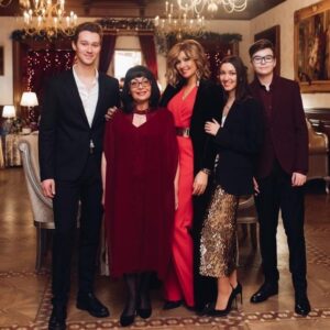 Anzhelika Agurbash Instagram - Тольковые, талантливые, воспитанные, прогрессивные, любимые и любящие дети!👌✌ Нет большей награды и нет большего счастья для мамы!!!❤❤❤❤
Всех прекрасных мамочек, с Праздником!!!!😇💫😇💫😇💫😇💫😇💫😇💫😇💫😇💫
#детинашевсе #деньмамы #дети @dariayalins @nikki__y @ksenia_kirichenko @agurbash_a @valentinaialinskaia #мои ✌❤