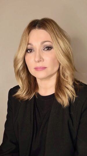 Anzhelika Agurbash Instagram - ко всем неравнодушным людям, кому не безразлична судьба Беларуси и судьба беларуского народа, который вот уже почти год борется и отстаивает свои права и свободы!

В прошлом году мы уже показали, что народ Беларуси сформировался как нация, которая хочет жить в мире и согласии, в своей собственной суверенной и независимой стране! В стране, где решения принимаются не по прихоти одного человека, а именно по воле народа!!
Сегодня все наши политические амбиции должны уйти на второй план.
У кого-то есть платформы для голосования и обсуждения, у кого-то уже есть и готовый проект Конституции, а кот-то формирует партии и движения.
У нас масса небезразличных людей и внутри страны и заграницей.
Нам надо объединить все усилия по совместному выходу из кризиса и добиться референдума с участием нашего народного проекта.
Земляки! Наша жизнь наше будущее, и будущее наших детей сегодня зависит только от нас.
Пришло время заявить о начале формирования Организационного Комитета по созданию инициативной группы по провидению в декабре — январе конституционного референдума!
Список оргкомитета открыт! Успех перемен в наших с вами четких и быстрых действиях!
Все дальнейшая информация, наше общение и наши дальнейшие обсуждения в Telegram канале “ЗЕМЛЯКИ”!
Объединяемся!
Только вместе мы сила!

#ВМЕСТЕМЫСИЛА @viktar_babaryka @prezident.sveta @tsepkalo.official @veronica.tsepkalo @pavel_latushka @bolkunets_dima @belarus_in_moscow @belarusea @belarusen_in_schweiz @bel.wroc @bialorusini.krakow @supolka_bel_wro @majakrainabelarus @spb_belarus @belaruskidom @belamova_official @belaruscanada @belaruslodz @belarusinisrael @solidaritywithbelarus.budapest @bielorrusos_en_valencia @madrid_belarus @by_culture @komanda_kvn_belarusy @by.baltic @belarusy_mtz_official @belarus_in_warsaw @israel_belarus @belarusea