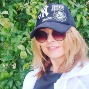 Anzhelika Agurbash Instagram - 23 июня стартует авторский курс моей любимой доченьки Дарьи @dariayalins - «Психология тела и голоса» 

Она создала этот курс для тех, кто хочет по-настоящему раскрыть возможности своего природного голоса, улучшить качество своей жизни; почувствовать свою ценность и целостность, внутреннюю свободу и раскованность; 
проявиться в пространстве; научиться восстанавливать Ресурс; справляться со стрессами; управлять своим голосом, телом, мыслями. 

Что будет на курсе?
Инструменты, которые помогут: выразить себя посредством голоса, развить громкость голоса, настроить слух, развить полезные привычки для здоровья голосового аппарата, поработать с телесными зажимами и красотой звучания. А также, с психосоматикой голоса, с помощью вокальных, психологических и энергетических практик.

На курсе не будет классических распевок, но те инструменты. Будут инструменты, которые помогут понять себя, развить возможности голоса, обрести внутреннюю свободу, перезагрузить всю систему ума и тела, снять блоки в теле и голосе,  а также,  наполниться энергией и научиться быть в ресурсном состоянии. 

Почему этот курс уникален?
Потому что он сочетает в себе не только вокальные техники, но и арттерапевтические, медитативные практики, а также опыт Дарьи длинною в жизнь, где методом проб и ошибок она училась смело выражать себя и не бояться выступать на публике. И на этом курсе она даст выжимку тех практик, которые сработали на ней и её учениках. 

Именно этот курс, она будет курировать самостоятельно, поэтому количество мест ограничено. 

Что вы получите?
21- дневное Путешествие внутрь себя;
7 эфиров с полезными практиками   бонусный видео урок;
Чат- для обмена впечатлениями и своими успехами; 
Время занятий -  от 15 до 20 минут 

Если Вам интересна подробная ПРОГРАММА КУРСА или вы хотите присоединиться к потоку 23 июня - переходите на сайт dariamusicschool.ru/kurs