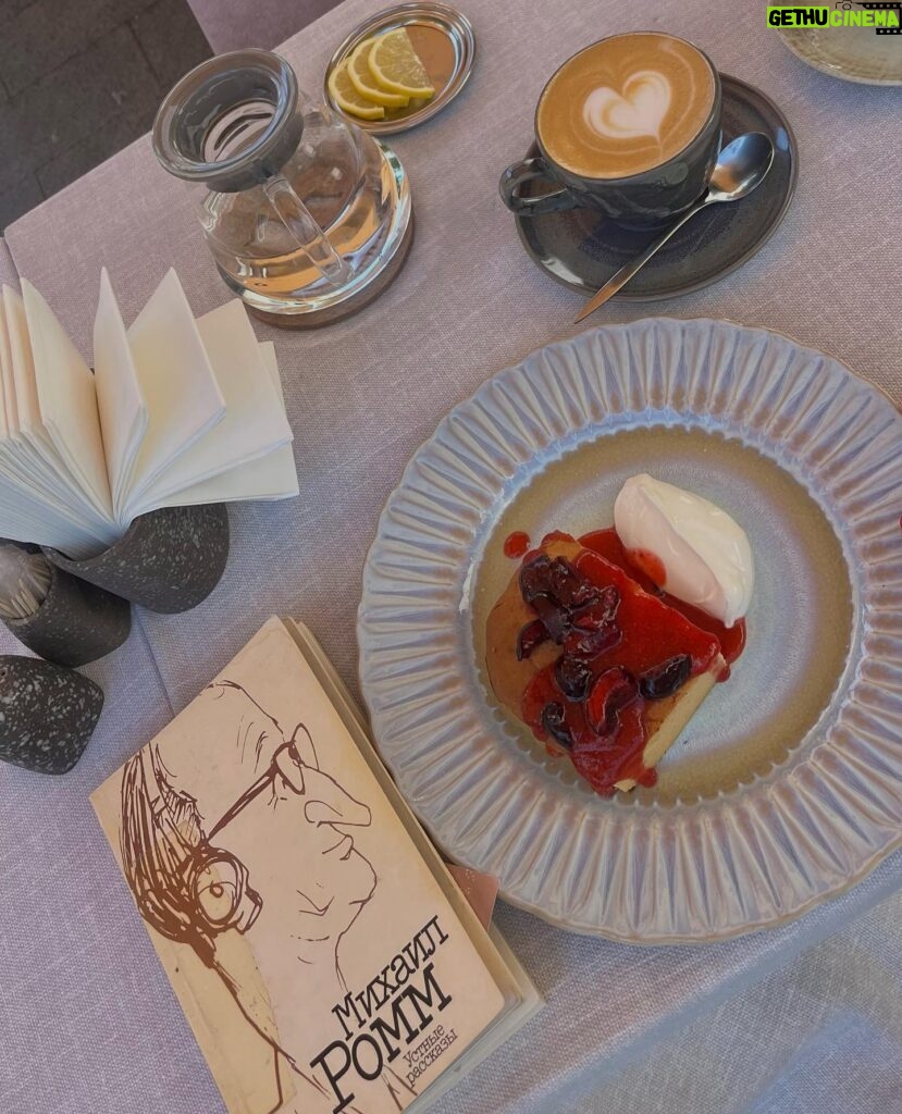 Anzhelika Kashirina Instagram - Люблю завтракать дома, но как отказать себе в удовольствии позавтракать на веранде🤍 Со сладким опять подружилась, но скоро расстанусь. Эти невротические отношения мне ни к чему😅