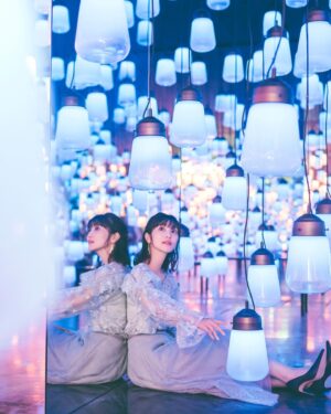 Aoi Koga Instagram - こんばんは！
フォトブック「あおいろ。」
今回のオフショット未公開ショットは…📸

チームラボ！✨

御船山楽園ホテルで、チームラボの祭典が！

一歩足を踏み入れるとまるで別世界。
光の芸術、どんどん奥に吸い込まれそうで、少し怖くなるくらい。
でも、いつまでもこの空間を感じていたくなるような…美しくて不思議な場所でした。

そしてね、このホテル、
実はずっと行きたかった場所なのです。
お庭が四季折々、本当に綺麗な景色で彩られるのですよ。
地元にいる時は中々足を運べなかったけど、
こんな素敵な機会に訪れることができるとは。。
本当にありがたい限りです。

いつか両親を連れて行くのが目標です☺️

この時の衣装も、撮影場所に合わせて
ゴージャスめに。
よりデート感を出して頂きました♡

実際に行ってみて体感して欲しいなぁ😌✨

撮影にご協力頂き、
ありがとうございました！！

ではでは。
遅くまでありがとう…！
今日も一日おつかれさまです🌙

また明日ね☺️

#あおいろ。
#2月14日発売
#御船山楽園 
#御船山楽園ホテル 
#チームラボ
#座って撮影したあと
#立ち上がるたびに
#頭ぶつけてました
#空間把握能力の欠如 
#ぎいっ