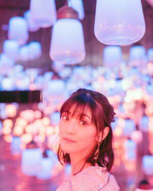 Aoi Koga Instagram - こんばんは！
フォトブック「あおいろ。」
今回のオフショット未公開ショットは…📸

チームラボ！✨

御船山楽園ホテルで、チームラボの祭典が！

一歩足を踏み入れるとまるで別世界。
光の芸術、どんどん奥に吸い込まれそうで、少し怖くなるくらい。
でも、いつまでもこの空間を感じていたくなるような…美しくて不思議な場所でした。

そしてね、このホテル、
実はずっと行きたかった場所なのです。
お庭が四季折々、本当に綺麗な景色で彩られるのですよ。
地元にいる時は中々足を運べなかったけど、
こんな素敵な機会に訪れることができるとは。。
本当にありがたい限りです。

いつか両親を連れて行くのが目標です☺️

この時の衣装も、撮影場所に合わせて
ゴージャスめに。
よりデート感を出して頂きました♡

実際に行ってみて体感して欲しいなぁ😌✨

撮影にご協力頂き、
ありがとうございました！！

ではでは。
遅くまでありがとう…！
今日も一日おつかれさまです🌙

また明日ね☺️

#あおいろ。
#2月14日発売
#御船山楽園 
#御船山楽園ホテル 
#チームラボ
#座って撮影したあと
#立ち上がるたびに
#頭ぶつけてました
#空間把握能力の欠如 
#ぎいっ