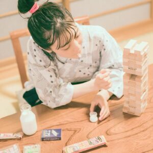 Aoi Koga Instagram - こんばんは。
フォトブック「あおいろ。」
今回オフショットです。

旅館での撮影📸

旅館でゆったり、プライベート感たっぷりに
撮影させて頂きました。

浴衣の写真は、お風呂上がりに一緒にお部屋でまったり遊んでる感じ。
朝おふとん写真(笑)は、その日の撮影の朝一番最初に撮影したので、リアルに眠たかったのはヒミツ🤫

どちらもほぼすっぴんメイクにしてもらってます…ひぃ！

旅館もとっても素敵なところでしたよ〜✨入り口横のロビーに、唐津くんち(唐津のお祭り)のミニチュア御神輿が飾ってあって可愛かったです。
温泉にも入りました♨️

撮影にご協力頂き、
ありがとうございました！

このフォトブックは、"プライベートで一緒に佐賀旅行したら…"というテーマで撮って頂いたので、キメキメのカットというより、より自然で素な表情の私をたくさん切りとってもらってます。

いつも作品関係で写真を撮って頂く時は、
表情等キャラクターになるべく寄せることを意識するので、こんなに"まんまの私"なのは実は初めてです。

ちょっと恥ずかしいですけど、
色んな私、色んな佐賀を知ってもらえる機会になれば…こんな時だからこそ、気分だけでも、手に取って下さった方と一緒に楽しい旅をできたらいいな、と願っています。

今日も夜遅くまでお付き合い頂き
ありがとうございました。

皆さん、体調に気をつけて
あったかくしておやすみください🌙

ではでは…！
また明日。

#あおいろ。
#2月14日発売
#いよいよ1週間きりました 
#佐賀にも温泉ありますよ 
#武雄温泉
#嬉野温泉
#移動中の暇つぶし写真今度また載せますね笑
#しゃいにんぐ…？