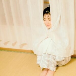 Aoi Koga Instagram - こんばんは。
フォトブック「あおいろ。」
今回オフショットです。

旅館での撮影📸

旅館でゆったり、プライベート感たっぷりに
撮影させて頂きました。

浴衣の写真は、お風呂上がりに一緒にお部屋でまったり遊んでる感じ。
朝おふとん写真(笑)は、その日の撮影の朝一番最初に撮影したので、リアルに眠たかったのはヒミツ🤫

どちらもほぼすっぴんメイクにしてもらってます…ひぃ！

旅館もとっても素敵なところでしたよ〜✨入り口横のロビーに、唐津くんち(唐津のお祭り)のミニチュア御神輿が飾ってあって可愛かったです。
温泉にも入りました♨️

撮影にご協力頂き、
ありがとうございました！

このフォトブックは、"プライベートで一緒に佐賀旅行したら…"というテーマで撮って頂いたので、キメキメのカットというより、より自然で素な表情の私をたくさん切りとってもらってます。

いつも作品関係で写真を撮って頂く時は、
表情等キャラクターになるべく寄せることを意識するので、こんなに"まんまの私"なのは実は初めてです。

ちょっと恥ずかしいですけど、
色んな私、色んな佐賀を知ってもらえる機会になれば…こんな時だからこそ、気分だけでも、手に取って下さった方と一緒に楽しい旅をできたらいいな、と願っています。

今日も夜遅くまでお付き合い頂き
ありがとうございました。

皆さん、体調に気をつけて
あったかくしておやすみください🌙

ではでは…！
また明日。

#あおいろ。
#2月14日発売
#いよいよ1週間きりました 
#佐賀にも温泉ありますよ 
#武雄温泉
#嬉野温泉
#移動中の暇つぶし写真今度また載せますね笑
#しゃいにんぐ…？