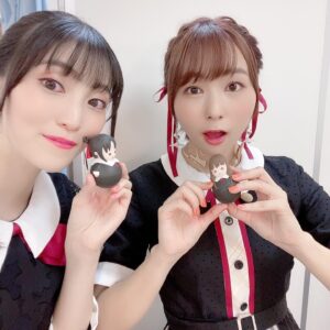 Aoi Koga Instagram - 続いては、キャストの皆さまとの宝物達✨

この日のために、みんなお揃いの衣装を作って頂いたんですよ^ ^
それぞれのキャラクターの特徴を捉えた
世界に1着しかない衣装です。
みんなすごく似合ってたなぁ…！
思い出すだけで、幸せな気持ちになります。
衣装さん本当にありがとうございました！

そして…この日、私に
かぐやになる魔法をかけてくださったメイクさんには、頭があがりません…！

この日、担当してくださったメイクさんは、
アニメ第1期の頃からずっとお世話になっている方で、かぐやの思い出も一緒に作って来ました。
いつも素敵な魔法をかけてくださるおかげで、自信を持って、皆さんの前に立つことができています。

今回も、かぐやらしい髪型やメイクをたくさん研究して下さり、リボンの長さや角度まで、衣装さんとも相談しながら完璧に仕上げてくださいました。

本当に、本当にありがとうございました。

改めて、この舞台は、色んな方々のおかげで
叶った1日だったんだなと、感じます。
関わってくださった全ての方に感謝です。

また、素敵な景色を、応援してくださる皆様にお届け出来るように、これからも全力で、走って行きたいと思います。

OVA、そして第3期、
めちゃくちゃ楽しみにして待っててください！

ありがとうございました。

#かぐや様は告らせたい 
#かぐや様 
#かぐや様OVA第3期待っててね