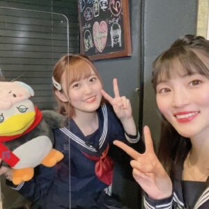 Aoi Koga Instagram - こんばんは。
最近はあったかくなったり寒くなったりして
着る服が難しいですよね…🤔
体調を崩さないように気をつけましょうね。

今日はこの３日間、生放送が続いたので
そのお写真を…📸
一緒に３日間お付き合い頂いた皆さま
本当にありがとうございます😭

ゆめきぼ学園🕊
ゲストに高木美佑ちゃんが来てくれました。
セーラー服似合うなぁ…！
久しぶりにしっかりお話できて、
めちゃくちゃ嬉しかったです！
そしてあの監督の下で今も戦っているなんて…
勇士を見届けねば。
ダミヘの時間は一生終わらなくていいと思うくらい至福の時間でした…🤦‍♀️❤️
新コーナーがまた面白かった！！
これから益々盛り上がって行けそうです。
ありがとうございました！
次回は1周年記念放送！
ついに、あの絵が…？！お楽しみに😎

新・こがさんぽ。🍀
こがさんぽ。がリニューアルして帰って来ました！！
こんなに好きを語らせてもらえて、皆さまと好きを共有できる番組は他にないので、また帰って来られて本当に嬉しいです。ありがとうございます…！
そんなリニューアル第1回目のゲストに、
大好きな小原好美ちゃんが来てくれました❣️
こんな幸せ過ぎるスタートある？？？🤯
やっぱりここちゃんの隣は安心しちゃいますね。ふふふ。
もし、次遊びに来てくれることがあったら…絶対ここちゃんを語る回にしよう、そうしよう。ﾏﾝﾏｧ🍼
マンホールカードも引き続きよろしくお願いします…！！本当にありがとう！！！

ざんなま♪ 
今回は、いつもとちょっと違うアプローチでお届けしましたが、これもめちゃくちゃアリですね！新鮮で楽しかったです✨
新衣装に曲よ…いつも思うんですけど、毎月曲出しててこんなに毎回「えすき…」って気持ちにさせてくれるのすごすぎありがたすぎ脱帽って気持ちです。
ぜひ、沢山聴いてくださいね♪
来月もお楽しみに！

改めて３日間ありがとうございました。
皆さんとの時間をこれからも大切に、
精進していきますのでよろしくお願いします。

ではでは、今日も一日お疲れ様です。
おやすみなさい🌙

#ゆめきぼ
#こがさんぽ。
#ざんなま♪ 
#みんなの声で沢山元気をもらっています
#すきや