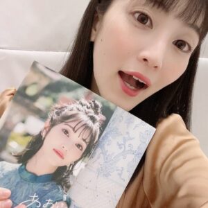 Aoi Koga Instagram - こんばんは。
フォトブック「あおいろ。」
今回オフショットです。

旅館での撮影📸

旅館でゆったり、プライベート感たっぷりに
撮影させて頂きました。

浴衣の写真は、お風呂上がりに一緒にお部屋でまったり遊んでる感じ。
朝おふとん写真(笑)は、その日の撮影の朝一番最初に撮影したので、リアルに眠たかったのはヒミツ🤫

どちらもほぼすっぴんメイクにしてもらってます…ひぃ！

旅館もとっても素敵なところでしたよ〜✨入り口横のロビーに、唐津くんち(唐津のお祭り)のミニチュア御神輿が飾ってあって可愛かったです。
温泉にも入りました♨️

撮影にご協力頂き、
ありがとうございました！

このフォトブックは、"プライベートで一緒に佐賀旅行したら…"というテーマで撮って頂いたので、キメキメのカットというより、より自然で素な表情の私をたくさん切りとってもらってます。

いつも作品関係で写真を撮って頂く時は、
表情等キャラクターになるべく寄せることを意識するので、こんなに"まんまの私"なのは実は初めてです。

ちょっと恥ずかしいですけど、
色んな私、色んな佐賀を知ってもらえる機会になれば…こんな時だからこそ、気分だけでも、手に取って下さった方と一緒に楽しい旅をできたらいいな、と願っています。

今日も夜遅くまでお付き合い頂き
ありがとうございました。

皆さん、体調に気をつけて
あったかくしておやすみください🌙

ではでは…！
また明日。

#あおいろ。
#2月14日発売
#いよいよ1週間きりました 
#佐賀にも温泉ありますよ 
#武雄温泉
#嬉野温泉
#移動中の暇つぶし写真今度また載せますね笑
#しゃいにんぐ…？