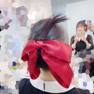Aoi Koga Instagram - 続いては、キャストの皆さまとの宝物達✨

この日のために、みんなお揃いの衣装を作って頂いたんですよ^ ^
それぞれのキャラクターの特徴を捉えた
世界に1着しかない衣装です。
みんなすごく似合ってたなぁ…！
思い出すだけで、幸せな気持ちになります。
衣装さん本当にありがとうございました！

そして…この日、私に
かぐやになる魔法をかけてくださったメイクさんには、頭があがりません…！

この日、担当してくださったメイクさんは、
アニメ第1期の頃からずっとお世話になっている方で、かぐやの思い出も一緒に作って来ました。
いつも素敵な魔法をかけてくださるおかげで、自信を持って、皆さんの前に立つことができています。

今回も、かぐやらしい髪型やメイクをたくさん研究して下さり、リボンの長さや角度まで、衣装さんとも相談しながら完璧に仕上げてくださいました。

本当に、本当にありがとうございました。

改めて、この舞台は、色んな方々のおかげで
叶った1日だったんだなと、感じます。
関わってくださった全ての方に感謝です。

また、素敵な景色を、応援してくださる皆様にお届け出来るように、これからも全力で、走って行きたいと思います。

OVA、そして第3期、
めちゃくちゃ楽しみにして待っててください！

ありがとうございました。

#かぐや様は告らせたい 
#かぐや様 
#かぐや様OVA第3期待っててね