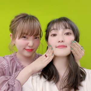 Aoi Koga Instagram - こんばんは。
最近はあったかくなったり寒くなったりして
着る服が難しいですよね…🤔
体調を崩さないように気をつけましょうね。

今日はこの３日間、生放送が続いたので
そのお写真を…📸
一緒に３日間お付き合い頂いた皆さま
本当にありがとうございます😭

ゆめきぼ学園🕊
ゲストに高木美佑ちゃんが来てくれました。
セーラー服似合うなぁ…！
久しぶりにしっかりお話できて、
めちゃくちゃ嬉しかったです！
そしてあの監督の下で今も戦っているなんて…
勇士を見届けねば。
ダミヘの時間は一生終わらなくていいと思うくらい至福の時間でした…🤦‍♀️❤️
新コーナーがまた面白かった！！
これから益々盛り上がって行けそうです。
ありがとうございました！
次回は1周年記念放送！
ついに、あの絵が…？！お楽しみに😎

新・こがさんぽ。🍀
こがさんぽ。がリニューアルして帰って来ました！！
こんなに好きを語らせてもらえて、皆さまと好きを共有できる番組は他にないので、また帰って来られて本当に嬉しいです。ありがとうございます…！
そんなリニューアル第1回目のゲストに、
大好きな小原好美ちゃんが来てくれました❣️
こんな幸せ過ぎるスタートある？？？🤯
やっぱりここちゃんの隣は安心しちゃいますね。ふふふ。
もし、次遊びに来てくれることがあったら…絶対ここちゃんを語る回にしよう、そうしよう。ﾏﾝﾏｧ🍼
マンホールカードも引き続きよろしくお願いします…！！本当にありがとう！！！

ざんなま♪ 
今回は、いつもとちょっと違うアプローチでお届けしましたが、これもめちゃくちゃアリですね！新鮮で楽しかったです✨
新衣装に曲よ…いつも思うんですけど、毎月曲出しててこんなに毎回「えすき…」って気持ちにさせてくれるのすごすぎありがたすぎ脱帽って気持ちです。
ぜひ、沢山聴いてくださいね♪
来月もお楽しみに！

改めて３日間ありがとうございました。
皆さんとの時間をこれからも大切に、
精進していきますのでよろしくお願いします。

ではでは、今日も一日お疲れ様です。
おやすみなさい🌙

#ゆめきぼ
#こがさんぽ。
#ざんなま♪ 
#みんなの声で沢山元気をもらっています
#すきや