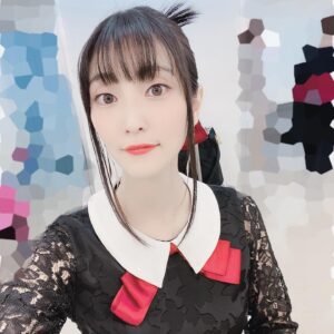 Aoi Koga Instagram - 続いては、キャストの皆さまとの宝物達✨

この日のために、みんなお揃いの衣装を作って頂いたんですよ^ ^
それぞれのキャラクターの特徴を捉えた
世界に1着しかない衣装です。
みんなすごく似合ってたなぁ…！
思い出すだけで、幸せな気持ちになります。
衣装さん本当にありがとうございました！

そして…この日、私に
かぐやになる魔法をかけてくださったメイクさんには、頭があがりません…！

この日、担当してくださったメイクさんは、
アニメ第1期の頃からずっとお世話になっている方で、かぐやの思い出も一緒に作って来ました。
いつも素敵な魔法をかけてくださるおかげで、自信を持って、皆さんの前に立つことができています。

今回も、かぐやらしい髪型やメイクをたくさん研究して下さり、リボンの長さや角度まで、衣装さんとも相談しながら完璧に仕上げてくださいました。

本当に、本当にありがとうございました。

改めて、この舞台は、色んな方々のおかげで
叶った1日だったんだなと、感じます。
関わってくださった全ての方に感謝です。

また、素敵な景色を、応援してくださる皆様にお届け出来るように、これからも全力で、走って行きたいと思います。

OVA、そして第3期、
めちゃくちゃ楽しみにして待っててください！

ありがとうございました。

#かぐや様は告らせたい 
#かぐや様 
#かぐや様OVA第3期待っててね