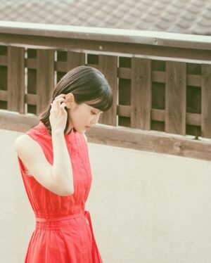 Aoi Koga Instagram - 遅くなりました…！

フォトブック「あおいろ。」
今回のオフショット📸

唐津線の駅と、武雄温泉♨️

歩道橋の上からパシャリ。
唐津線はよく使っていたのですが、
一本乗り遅れると大遅刻決定なのです笑

朝は必死でした。。

そして武雄温泉✨

朱色が本当に美しくて、芸術的でした。
建物の中も、昔使われていた大きなお風呂がありました。
タイルのデザインが可愛かったなあ🛁

建物の迫力に負けないように、
衣装も真っ赤にしてもらったのですよ☺️

この辺りは本当に、レトロな雰囲気がたくさん残っていて、古い街並みが好きな方にはたまらない場所だと思います。

写真映えするスポットもたくさんありましたよ！

武雄温泉で映え映えな写真を撮ってみてはいかがでしょうか？🥰

ではでは！
また明日〜🍀
おやすみなさい🌙

#あおいろ。
#2月14日発売 
#あ、1枚目は移動の車内です。
#移動時間は田舎道と自分をパシャパシャしてた