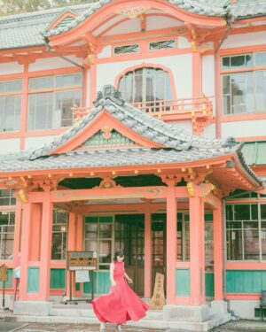 Aoi Koga Instagram - 遅くなりました…！

フォトブック「あおいろ。」
今回のオフショット📸

唐津線の駅と、武雄温泉♨️

歩道橋の上からパシャリ。
唐津線はよく使っていたのですが、
一本乗り遅れると大遅刻決定なのです笑

朝は必死でした。。

そして武雄温泉✨

朱色が本当に美しくて、芸術的でした。
建物の中も、昔使われていた大きなお風呂がありました。
タイルのデザインが可愛かったなあ🛁

建物の迫力に負けないように、
衣装も真っ赤にしてもらったのですよ☺️

この辺りは本当に、レトロな雰囲気がたくさん残っていて、古い街並みが好きな方にはたまらない場所だと思います。

写真映えするスポットもたくさんありましたよ！

武雄温泉で映え映えな写真を撮ってみてはいかがでしょうか？🥰

ではでは！
また明日〜🍀
おやすみなさい🌙

#あおいろ。
#2月14日発売 
#あ、1枚目は移動の車内です。
#移動時間は田舎道と自分をパシャパシャしてた