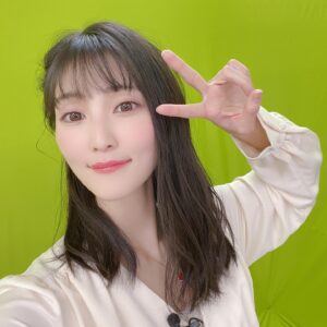 Aoi Koga Instagram - こんばんは。
最近はあったかくなったり寒くなったりして
着る服が難しいですよね…🤔
体調を崩さないように気をつけましょうね。

今日はこの３日間、生放送が続いたので
そのお写真を…📸
一緒に３日間お付き合い頂いた皆さま
本当にありがとうございます😭

ゆめきぼ学園🕊
ゲストに高木美佑ちゃんが来てくれました。
セーラー服似合うなぁ…！
久しぶりにしっかりお話できて、
めちゃくちゃ嬉しかったです！
そしてあの監督の下で今も戦っているなんて…
勇士を見届けねば。
ダミヘの時間は一生終わらなくていいと思うくらい至福の時間でした…🤦‍♀️❤️
新コーナーがまた面白かった！！
これから益々盛り上がって行けそうです。
ありがとうございました！
次回は1周年記念放送！
ついに、あの絵が…？！お楽しみに😎

新・こがさんぽ。🍀
こがさんぽ。がリニューアルして帰って来ました！！
こんなに好きを語らせてもらえて、皆さまと好きを共有できる番組は他にないので、また帰って来られて本当に嬉しいです。ありがとうございます…！
そんなリニューアル第1回目のゲストに、
大好きな小原好美ちゃんが来てくれました❣️
こんな幸せ過ぎるスタートある？？？🤯
やっぱりここちゃんの隣は安心しちゃいますね。ふふふ。
もし、次遊びに来てくれることがあったら…絶対ここちゃんを語る回にしよう、そうしよう。ﾏﾝﾏｧ🍼
マンホールカードも引き続きよろしくお願いします…！！本当にありがとう！！！

ざんなま♪ 
今回は、いつもとちょっと違うアプローチでお届けしましたが、これもめちゃくちゃアリですね！新鮮で楽しかったです✨
新衣装に曲よ…いつも思うんですけど、毎月曲出しててこんなに毎回「えすき…」って気持ちにさせてくれるのすごすぎありがたすぎ脱帽って気持ちです。
ぜひ、沢山聴いてくださいね♪
来月もお楽しみに！

改めて３日間ありがとうございました。
皆さんとの時間をこれからも大切に、
精進していきますのでよろしくお願いします。

ではでは、今日も一日お疲れ様です。
おやすみなさい🌙

#ゆめきぼ
#こがさんぽ。
#ざんなま♪ 
#みんなの声で沢山元気をもらっています
#すきや