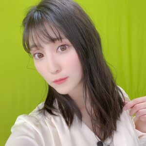 Aoi Koga Instagram - こんばんは。
最近はあったかくなったり寒くなったりして
着る服が難しいですよね…🤔
体調を崩さないように気をつけましょうね。

今日はこの３日間、生放送が続いたので
そのお写真を…📸
一緒に３日間お付き合い頂いた皆さま
本当にありがとうございます😭

ゆめきぼ学園🕊
ゲストに高木美佑ちゃんが来てくれました。
セーラー服似合うなぁ…！
久しぶりにしっかりお話できて、
めちゃくちゃ嬉しかったです！
そしてあの監督の下で今も戦っているなんて…
勇士を見届けねば。
ダミヘの時間は一生終わらなくていいと思うくらい至福の時間でした…🤦‍♀️❤️
新コーナーがまた面白かった！！
これから益々盛り上がって行けそうです。
ありがとうございました！
次回は1周年記念放送！
ついに、あの絵が…？！お楽しみに😎

新・こがさんぽ。🍀
こがさんぽ。がリニューアルして帰って来ました！！
こんなに好きを語らせてもらえて、皆さまと好きを共有できる番組は他にないので、また帰って来られて本当に嬉しいです。ありがとうございます…！
そんなリニューアル第1回目のゲストに、
大好きな小原好美ちゃんが来てくれました❣️
こんな幸せ過ぎるスタートある？？？🤯
やっぱりここちゃんの隣は安心しちゃいますね。ふふふ。
もし、次遊びに来てくれることがあったら…絶対ここちゃんを語る回にしよう、そうしよう。ﾏﾝﾏｧ🍼
マンホールカードも引き続きよろしくお願いします…！！本当にありがとう！！！

ざんなま♪ 
今回は、いつもとちょっと違うアプローチでお届けしましたが、これもめちゃくちゃアリですね！新鮮で楽しかったです✨
新衣装に曲よ…いつも思うんですけど、毎月曲出しててこんなに毎回「えすき…」って気持ちにさせてくれるのすごすぎありがたすぎ脱帽って気持ちです。
ぜひ、沢山聴いてくださいね♪
来月もお楽しみに！

改めて３日間ありがとうございました。
皆さんとの時間をこれからも大切に、
精進していきますのでよろしくお願いします。

ではでは、今日も一日お疲れ様です。
おやすみなさい🌙

#ゆめきぼ
#こがさんぽ。
#ざんなま♪ 
#みんなの声で沢山元気をもらっています
#すきや