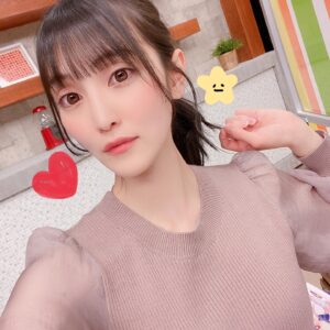Aoi Koga Instagram - こんばんは。
最近はあったかくなったり寒くなったりして
着る服が難しいですよね…🤔
体調を崩さないように気をつけましょうね。

今日はこの３日間、生放送が続いたので
そのお写真を…📸
一緒に３日間お付き合い頂いた皆さま
本当にありがとうございます😭

ゆめきぼ学園🕊
ゲストに高木美佑ちゃんが来てくれました。
セーラー服似合うなぁ…！
久しぶりにしっかりお話できて、
めちゃくちゃ嬉しかったです！
そしてあの監督の下で今も戦っているなんて…
勇士を見届けねば。
ダミヘの時間は一生終わらなくていいと思うくらい至福の時間でした…🤦‍♀️❤️
新コーナーがまた面白かった！！
これから益々盛り上がって行けそうです。
ありがとうございました！
次回は1周年記念放送！
ついに、あの絵が…？！お楽しみに😎

新・こがさんぽ。🍀
こがさんぽ。がリニューアルして帰って来ました！！
こんなに好きを語らせてもらえて、皆さまと好きを共有できる番組は他にないので、また帰って来られて本当に嬉しいです。ありがとうございます…！
そんなリニューアル第1回目のゲストに、
大好きな小原好美ちゃんが来てくれました❣️
こんな幸せ過ぎるスタートある？？？🤯
やっぱりここちゃんの隣は安心しちゃいますね。ふふふ。
もし、次遊びに来てくれることがあったら…絶対ここちゃんを語る回にしよう、そうしよう。ﾏﾝﾏｧ🍼
マンホールカードも引き続きよろしくお願いします…！！本当にありがとう！！！

ざんなま♪ 
今回は、いつもとちょっと違うアプローチでお届けしましたが、これもめちゃくちゃアリですね！新鮮で楽しかったです✨
新衣装に曲よ…いつも思うんですけど、毎月曲出しててこんなに毎回「えすき…」って気持ちにさせてくれるのすごすぎありがたすぎ脱帽って気持ちです。
ぜひ、沢山聴いてくださいね♪
来月もお楽しみに！

改めて３日間ありがとうございました。
皆さんとの時間をこれからも大切に、
精進していきますのでよろしくお願いします。

ではでは、今日も一日お疲れ様です。
おやすみなさい🌙

#ゆめきぼ
#こがさんぽ。
#ざんなま♪ 
#みんなの声で沢山元気をもらっています
#すきや