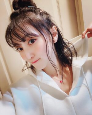 Aoi Koga Instagram - 久しぶりの投稿です。すみませんっ💦
昨日の写真！
メイクさんのヘアアレンジがいつもかわいくて
ウキウキします^ ^
ありがとうございます。
次はどんな髪型がいいかなあ〜♪
#こがさんぽ 
#皆さんはどんな髪型やヘアアレンジが好きですか？
