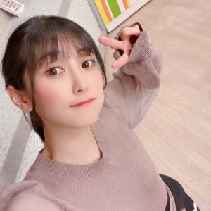 Aoi Koga Instagram - こんばんは。
最近はあったかくなったり寒くなったりして
着る服が難しいですよね…🤔
体調を崩さないように気をつけましょうね。

今日はこの３日間、生放送が続いたので
そのお写真を…📸
一緒に３日間お付き合い頂いた皆さま
本当にありがとうございます😭

ゆめきぼ学園🕊
ゲストに高木美佑ちゃんが来てくれました。
セーラー服似合うなぁ…！
久しぶりにしっかりお話できて、
めちゃくちゃ嬉しかったです！
そしてあの監督の下で今も戦っているなんて…
勇士を見届けねば。
ダミヘの時間は一生終わらなくていいと思うくらい至福の時間でした…🤦‍♀️❤️
新コーナーがまた面白かった！！
これから益々盛り上がって行けそうです。
ありがとうございました！
次回は1周年記念放送！
ついに、あの絵が…？！お楽しみに😎

新・こがさんぽ。🍀
こがさんぽ。がリニューアルして帰って来ました！！
こんなに好きを語らせてもらえて、皆さまと好きを共有できる番組は他にないので、また帰って来られて本当に嬉しいです。ありがとうございます…！
そんなリニューアル第1回目のゲストに、
大好きな小原好美ちゃんが来てくれました❣️
こんな幸せ過ぎるスタートある？？？🤯
やっぱりここちゃんの隣は安心しちゃいますね。ふふふ。
もし、次遊びに来てくれることがあったら…絶対ここちゃんを語る回にしよう、そうしよう。ﾏﾝﾏｧ🍼
マンホールカードも引き続きよろしくお願いします…！！本当にありがとう！！！

ざんなま♪ 
今回は、いつもとちょっと違うアプローチでお届けしましたが、これもめちゃくちゃアリですね！新鮮で楽しかったです✨
新衣装に曲よ…いつも思うんですけど、毎月曲出しててこんなに毎回「えすき…」って気持ちにさせてくれるのすごすぎありがたすぎ脱帽って気持ちです。
ぜひ、沢山聴いてくださいね♪
来月もお楽しみに！

改めて３日間ありがとうございました。
皆さんとの時間をこれからも大切に、
精進していきますのでよろしくお願いします。

ではでは、今日も一日お疲れ様です。
おやすみなさい🌙

#ゆめきぼ
#こがさんぽ。
#ざんなま♪ 
#みんなの声で沢山元気をもらっています
#すきや