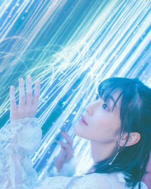 Aoi Koga Instagram - こんばんは！
フォトブック「あおいろ。」
今回のオフショット未公開ショットは…📸

チームラボ！✨

御船山楽園ホテルで、チームラボの祭典が！

一歩足を踏み入れるとまるで別世界。
光の芸術、どんどん奥に吸い込まれそうで、少し怖くなるくらい。
でも、いつまでもこの空間を感じていたくなるような…美しくて不思議な場所でした。

そしてね、このホテル、
実はずっと行きたかった場所なのです。
お庭が四季折々、本当に綺麗な景色で彩られるのですよ。
地元にいる時は中々足を運べなかったけど、
こんな素敵な機会に訪れることができるとは。。
本当にありがたい限りです。

いつか両親を連れて行くのが目標です☺️

この時の衣装も、撮影場所に合わせて
ゴージャスめに。
よりデート感を出して頂きました♡

実際に行ってみて体感して欲しいなぁ😌✨

撮影にご協力頂き、
ありがとうございました！！

ではでは。
遅くまでありがとう…！
今日も一日おつかれさまです🌙

また明日ね☺️

#あおいろ。
#2月14日発売
#御船山楽園 
#御船山楽園ホテル 
#チームラボ
#座って撮影したあと
#立ち上がるたびに
#頭ぶつけてました
#空間把握能力の欠如 
#ぎいっ