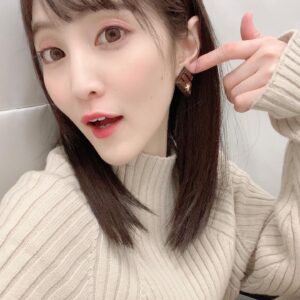 Aoi Koga Instagram - こんばんは。

バレンタインに合わせてこの写真も載せようと思ってたんだけど、遅くなっちゃった😭💦

チョコレートのイヤリング🍫
私の同期、望田ひまりちゃんが手がけている
「mochimono」のアクセサリーです✨

めちゃくちゃかわいくて美味しそうで😭❤️

フォトブックの発売日が2月14日だったから
とってもぴったり！

華やかで繊細で、とってもステージ映えするので、これまでにもイベントや顔出しのお仕事で「mochimono」のアクセサリーにお世話になってます😌💓

今度、他のも載せますね。

ハンドメイドのアクセサリーって、
より作家さんの想いやテーマが伝わってくるので、とっても好きなのです。

私が持ってるアクセサリーはほとんど
ハンドメイドのものだったりします🤫

ぜひぜひ、
望田ちゃんのアクセサリーブランド「mochimono」のぞいてみてね🍀

#望田ひまり
#mochimono 
#あおいろ。
#皆さんに会える機会があった時は
#これつけよっと♡