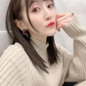 Aoi Koga Instagram - こんばんは。

バレンタインに合わせてこの写真も載せようと思ってたんだけど、遅くなっちゃった😭💦

チョコレートのイヤリング🍫
私の同期、望田ひまりちゃんが手がけている
「mochimono」のアクセサリーです✨

めちゃくちゃかわいくて美味しそうで😭❤️

フォトブックの発売日が2月14日だったから
とってもぴったり！

華やかで繊細で、とってもステージ映えするので、これまでにもイベントや顔出しのお仕事で「mochimono」のアクセサリーにお世話になってます😌💓

今度、他のも載せますね。

ハンドメイドのアクセサリーって、
より作家さんの想いやテーマが伝わってくるので、とっても好きなのです。

私が持ってるアクセサリーはほとんど
ハンドメイドのものだったりします🤫

ぜひぜひ、
望田ちゃんのアクセサリーブランド「mochimono」のぞいてみてね🍀

#望田ひまり
#mochimono 
#あおいろ。
#皆さんに会える機会があった時は
#これつけよっと♡