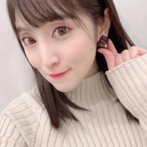 Aoi Koga Instagram - こんばんは。

バレンタインに合わせてこの写真も載せようと思ってたんだけど、遅くなっちゃった😭💦

チョコレートのイヤリング🍫
私の同期、望田ひまりちゃんが手がけている
「mochimono」のアクセサリーです✨

めちゃくちゃかわいくて美味しそうで😭❤️

フォトブックの発売日が2月14日だったから
とってもぴったり！

華やかで繊細で、とってもステージ映えするので、これまでにもイベントや顔出しのお仕事で「mochimono」のアクセサリーにお世話になってます😌💓

今度、他のも載せますね。

ハンドメイドのアクセサリーって、
より作家さんの想いやテーマが伝わってくるので、とっても好きなのです。

私が持ってるアクセサリーはほとんど
ハンドメイドのものだったりします🤫

ぜひぜひ、
望田ちゃんのアクセサリーブランド「mochimono」のぞいてみてね🍀

#望田ひまり
#mochimono 
#あおいろ。
#皆さんに会える機会があった時は
#これつけよっと♡